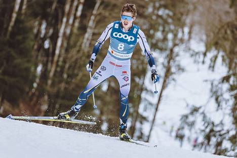 William Poromaa osallistuu Pekingissä uransa ensimmäisiin olympialaisiin. Kuva Oberstdorfin MM-hiihtojen 15 kilometrin vapaan hiihtotavan kilpailusta keväältä 2021. Poromaa sijoittui kisassa yhdeksänneksi.