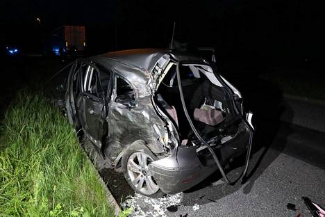 Mercedes-Benz-merkkinen henkilöauto tuhoutui kolarissa.