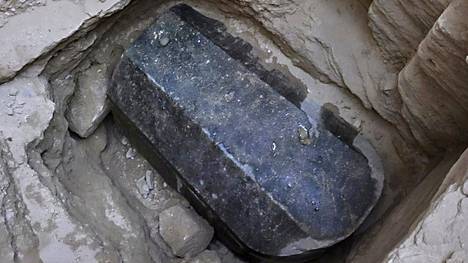 Arkeologit valmistautuvat avaamaan valtavan graniittisen sarkofagin Egyptin Aleksandriassa – jo pelkkä arkun kansi painaa 15 tonnia