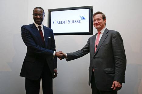Tidjane Thiam (vas.) otti vastaan Credit Suissen toimitusjohtajan pestin Brady Douganilta vuonna 2015.