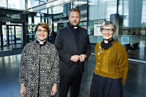 Kaisamari Hintikka (vas.), Teemu Laajasalo ja Jaana Hallamaa osallistuivat maanantaina Sanomatalon piispanvaalitentiin.