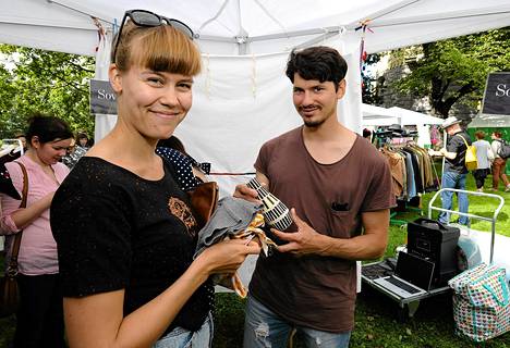 Toisen tarpeeton on toisen aarre – Vintagetapahtuma houkutteli  Kansallismuseon pihalle tyylikästä väkeä - Kaupunki 