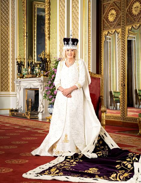 Kuningatar Camillaa kutsuttiin ennen kruunajaisia tittelillä Queen Consort, kuningatarpuoliso.