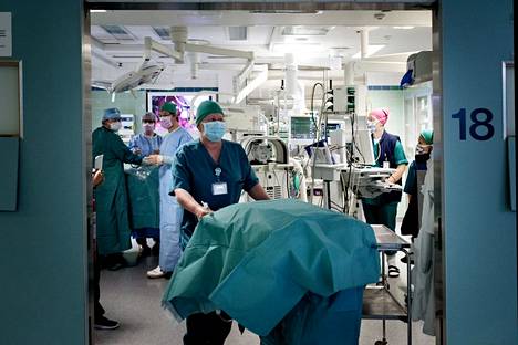 Helsingin ja Uudenmaan sairaanhoitopiirin ortopediassa liki 2 000 potilasta on odottanut hoitoa puoli vuotta. Nyt hoitojonot uhkaavat venyä entisestään.