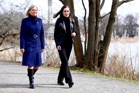 Pääministeri Sanna Marin (sd) kuvattiin Ruotsin pääministerin Magdalena Anderssonin kanssa Tukholmassa keskiviikkona.