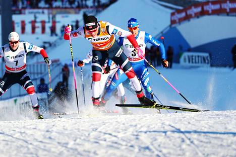 Ainakin toistaiseksi hiihdon maailmancupissa urheilijat edustavat oman maan maajoukkuetta. 