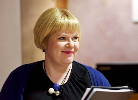 Perhe- ja peruspalveluministeri Annika Saarikko (kesk) sanoo ymmärtävänsä lastensuojelun työntekijöiden huolta. ”Tilanne on kiehunut ja kuplinut Suomessa kauan”, hän sanoo.