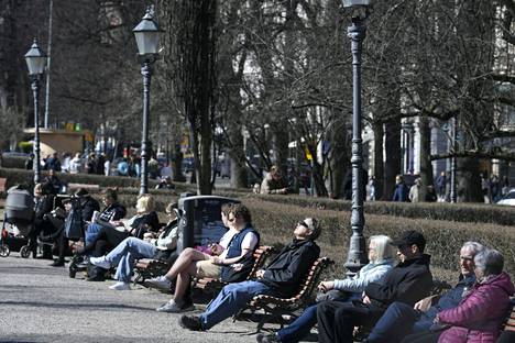 Aurinkoinen ja lämmin sää houkutteli ihmisiä Esplanadin puistoon Helsingin keskustassa perjantaina.