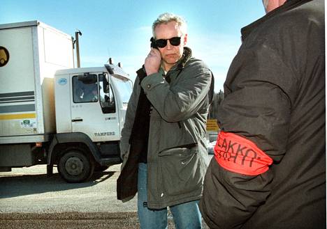 Chief shop steward Markku Tyry was photographed with strike guards at the gate of Tampere's Kiitolinja in Hervanta in March 2000. 