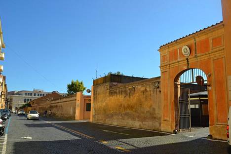 Portin takana sijaitsee karabinieerien taideholvi Trasteveressa, Roomassa.