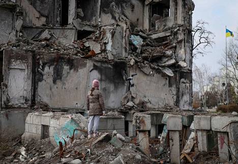 Banksyn tuore taideteos sijaitsee Venäjän ilmaiskuissa erittäin pahasti tuhoutuneen kerrostalon raunioissa.