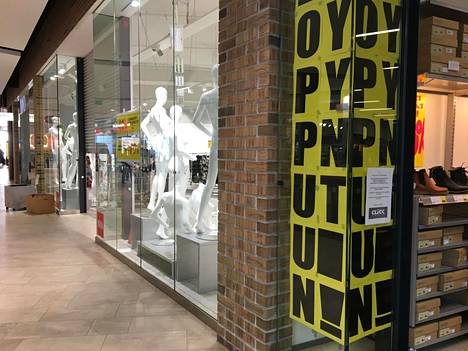 Vaateliike Moda Broncossa oli maaliskuussa käynnissä konkurssimyynti kauppakeskus Isossa Omenassa. Sen vieressä sijaitsevassa kenkäkaupassa oli puolestaan loppuunmyynti.