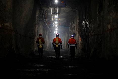 Luoteiskiinalaisessa Jinchangin kaivoksessa louhitaan nikkeliä, kobolttia ja kuparia. Työntekijöitä kävelemässä kaivostunnelissa helmikuussa.
