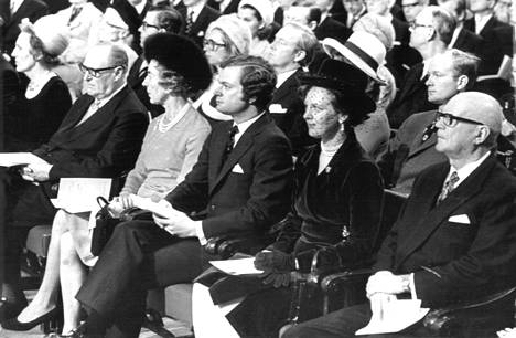 Presidentti Urho Kekkonen istuu kutsuvieraiden eturivissä vierellään Tanskan kuningatar Margareeta. Muut eturivissä istuvat ovat kruununprinssi Carl Gustaf, Tanskan leskikuningatar Ingrid ja Norjan kuningas Olavi.