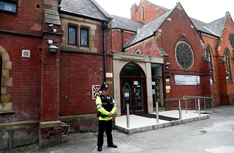 Poliisi seisoi vartiossa keskiviikkona Manchesterissa Didsburyn moskeijan ulkopuolella. Moskeija on iskusta epäillyn Salman Abedin lähimoskeija.