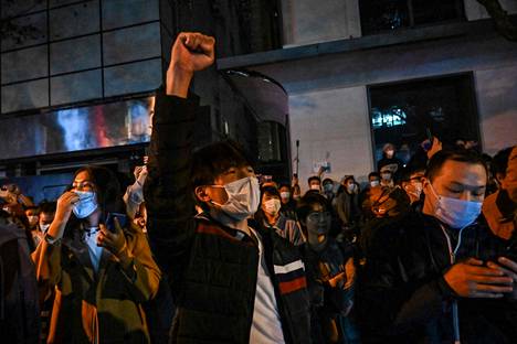 Mielenosoittajat huusivat iskulauseita Shanghaissa.