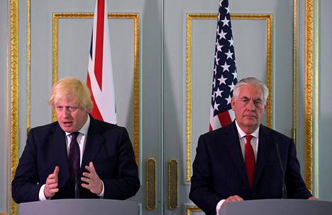 Yhdysvaltain ulkoministeri Rex Tillerson (oik.) ja Britannian ulkoministeri Boris Johnson lehdistötilaisuudessa Lontoossa perjantaina.