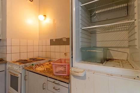 Keittiön seinäkaakeleita oli irronnut ja keittiön kodinkoneet olivat pinttyneen likaiset. 