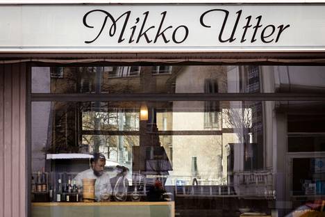 Vuoden ravintolaksi valitussa Mikko Utterissa on vain kahdeksan asiakaspaikkaa ja vieraat istuvat baaritiskillä.