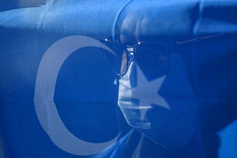 Uiguuri osoitti mieltään Kiinaa vastaan Itä-Turkestanin itsenäisyysliikkeen lipun kanssa Istanbulissa helmikuussa.