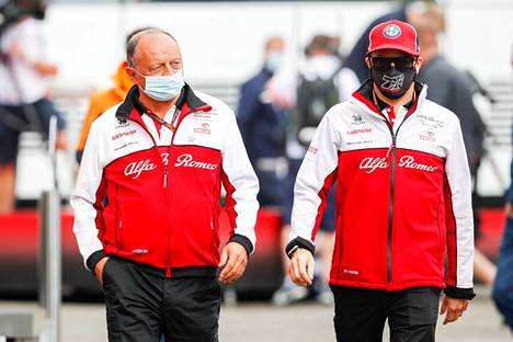 Alfa Romeon tallipäällikkö Frédéric Vasseur (vas.) ja tallin toinen kisakuski Kimi Räikkönen Belgian gp:n varikolla elokuussa 2020.