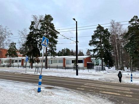 Oulunkylän ala-asteen vanhempainyhdistys toivoisi joko liikennevaloja suojatien yhteyteen tai muita turvallisuutta parantavia ratkaisuja, kuten vilkkuvia huomiovaloja.