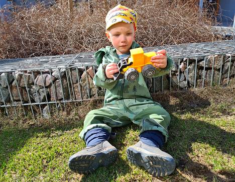 3-vuotias Aatos Heikkilä tiputti kuvassa näkyvän keltaisen kauhakuormaajan vahingossa vantaalaiseen Mätäojaan. Tarinalla oli kuitenkin onnellinen loppu, ja Heikkilä sai lopulta lempilelunsa takaisin.