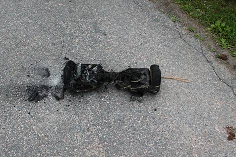 Latauksessa ollut Hoverboard-tasapainoskootteri oli asukkaan mukaan syttynyt palamaan räjähtäen.