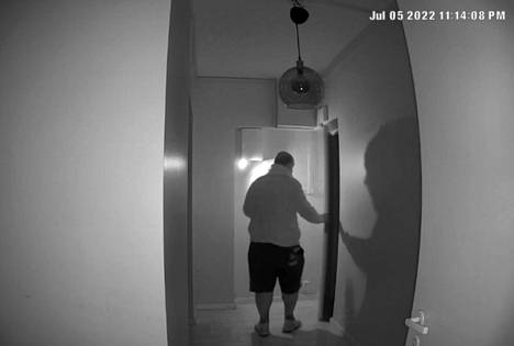 Kaartinkaupungin asunnon kamerajärjestelmä tallensi rikollisryhmän liikkeitä. Kuvassa yksi pääepäillyistä poistumassa asunnolta.
