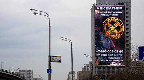 Wagner-ryhmän värväysmainos moskovalaisen kerrostalon seinässä viime vuonna. Mainos kehottaa ”liittymään voittajien joukkoon”.