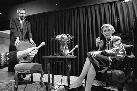 Ruotsalainen kirjailija ja lastenkirjailija Astrid Lindgren Helsingissä  Svenska Teaternin "Ronja Rövardotterin" ensi-illassa 4. joulukuuta 1987. Hänen seurassaan on teatterin johtaja Georg Dolivo.