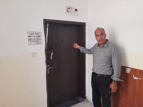 Khaled Quzmar esittelee Israelin sotilaiden murtamaa ja kiinni hitsattua DCI-P:n ovea.