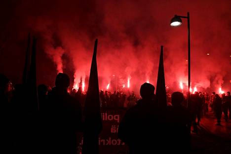 Poliisi varautuu Helsingin mielenosoituksiin järein varustein – Näin jännitteiset marssit etenevät