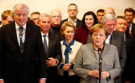Liittokansleri Angela Merkel ja CSU-puolueen puheenjohtaja Horst Seehofer puhuivat medialle hallitusneuvottelujen kariutumisen jälkeen.