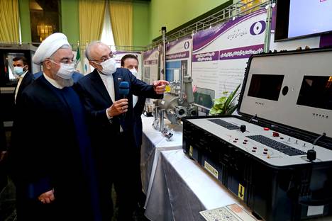 Iranin presidentti Hassan Ruhani tutustui johtamansa maan ydinohjelman saavutuksiin huhtikuussa, kun Iran vietti kansallista ydinenergian juhlapäivää. 