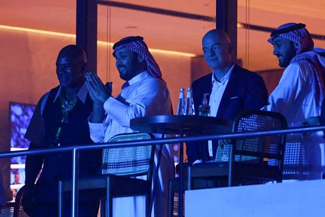 Saudi-Arabian kruununprinssi Muhammad bin Salman (toinen vas.) ja Fifan puheenjohtaja Gianni Infantino (toinen oik.) seurasivat yhdessä Anthony Joshuan ja Oleksandr Usykin nyrkkeilyottelua elokuussa Jeddassa.
