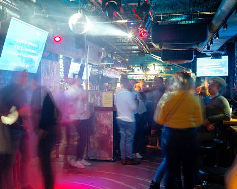Karaoke soi yökahvilana uudelleen avautuneessa Erottaja-baarissa hieman ennen puoli kahta perjantain ja lauantain välisenä yönä.