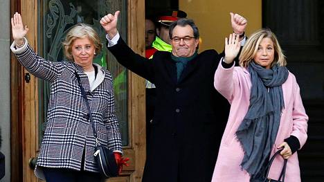 Irene Rigau (vas.), Artur Mas ja Joana Ortega saapuivat oikeuteen Barcelonassa helmikuun alussa.