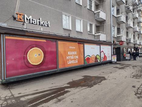 K-market Kisahallissa aamun tunnit ovat kiireisimmät. Kuva: Lasse Kivinen/ HS