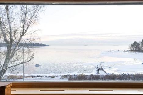 Talon ikkunasta aukeaa suora näkymä merelle. 