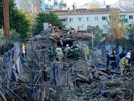 Pelastustyöntekijöitä tuhoutuneen asuinrakennuksen raunioissa Venäjällä Belgorodissa tapahtuneiden räjähdysten jälkeen 3. heinäkuuta.