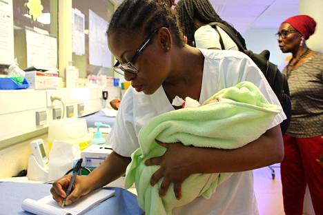 Kätilö kirjoitti keskiviikkona vastasyntyneen vauvan tietoja ylös Mayotten sairaalan synnytysosastolla Mamoudzoussa.