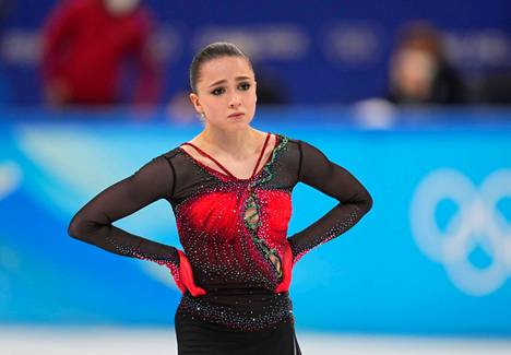 Kamila Valijeva osallistui Pekingin olympialaisiin, vaikka oli pari kuukautta aiemmin kärynnyt dopingista. Hän johti naisten taitoluistelukisaa lyhytohjelman jälkeen, mutta romahti vapaaohjelmassa mitalisijojen ulkopuolelle.