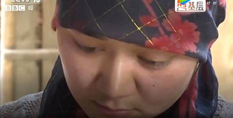 BBC julkaisi Xinjiangissa kuvatun uutisvideon, joka näytettiin alun perin Kiinan valtiollisen televisioyhtiön CCTV:n lähetyksessä vuonna 2017. Siinä 19-vuotiasta naista painostetaan muuttamaan töihin kauas kotipaikkakunnalta. Kuvakaappaus BBC:ltä.