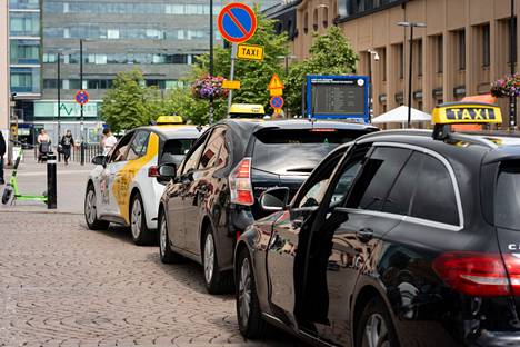 Takseja Elielinaukion taksitolpalla Helsingissä.