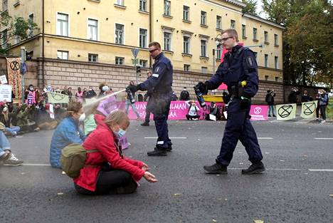 Poliisi käytti kaasua istuviin mielenosoittajiin lauantaina 4. lokakuuta Helsingin Kaisaniemessä.