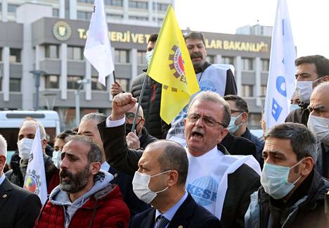 Elämisen kallistuminen nostattaa tyytymättömyyttä Turkissa. Mielenosoitus Ankarassa torstaina.
