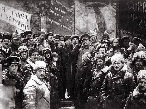 Vladimir Lenin ja  Lev Trotski muiden vallankumouslaisten keskellä Moskovassa talvella 1920.