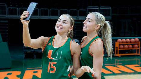 Hanna (vas.) ja Haley Cavinder ottivat selfien Miamin yliopistojoukkueen harjoituksissa huhtikuussa.