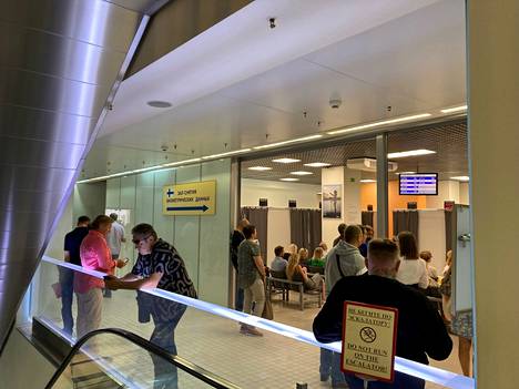 Suomen viisumikeskuksessa Pietarin keskustassa riitti asiakkaita maanantaina. Moni oli jonottanut hakemuksen jättöaikaa 1–1,5 kuukautta.